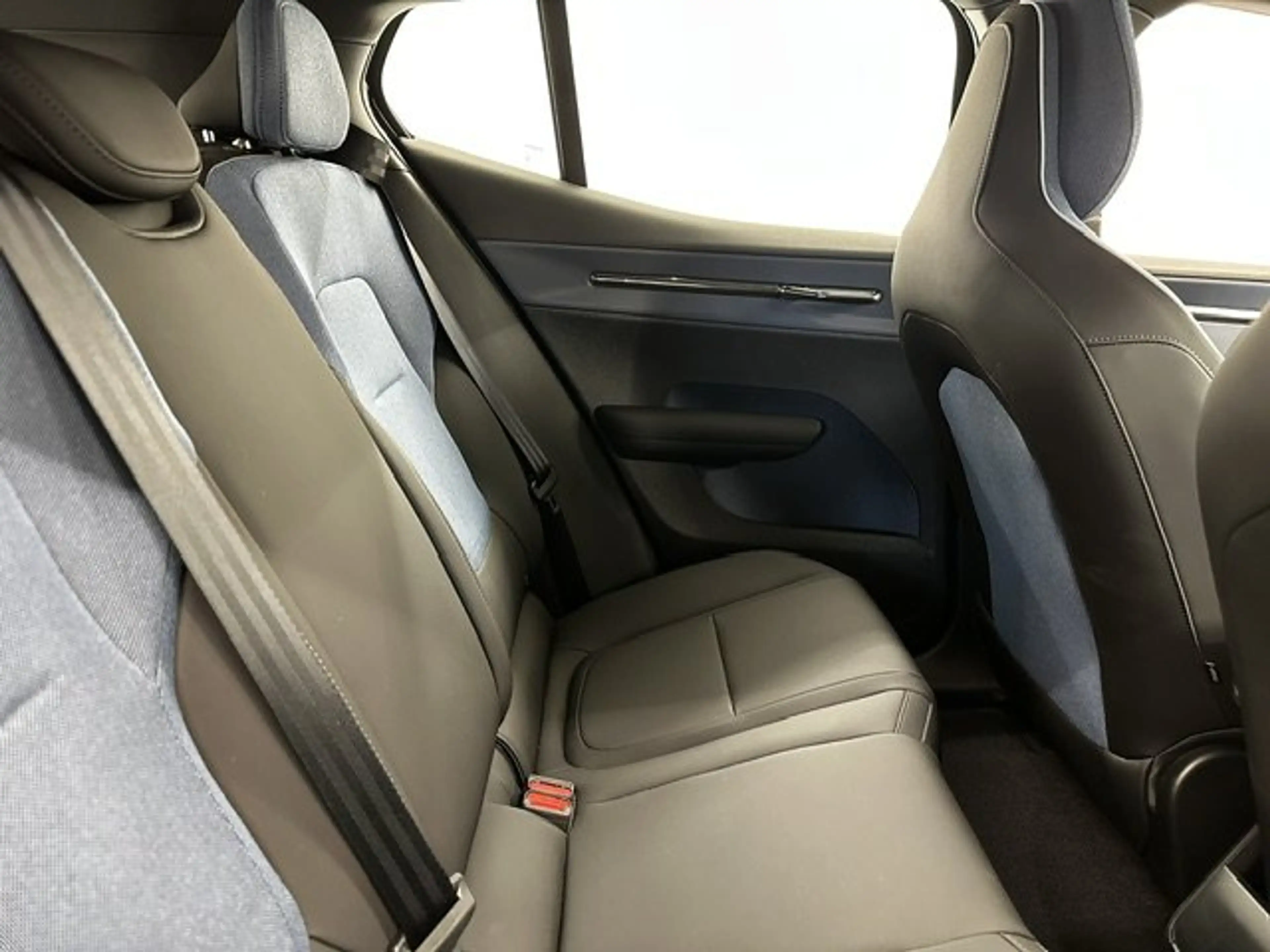 Volvo EX30 EXTENDED RANGE +TAL VAN OPTIES — photo 7