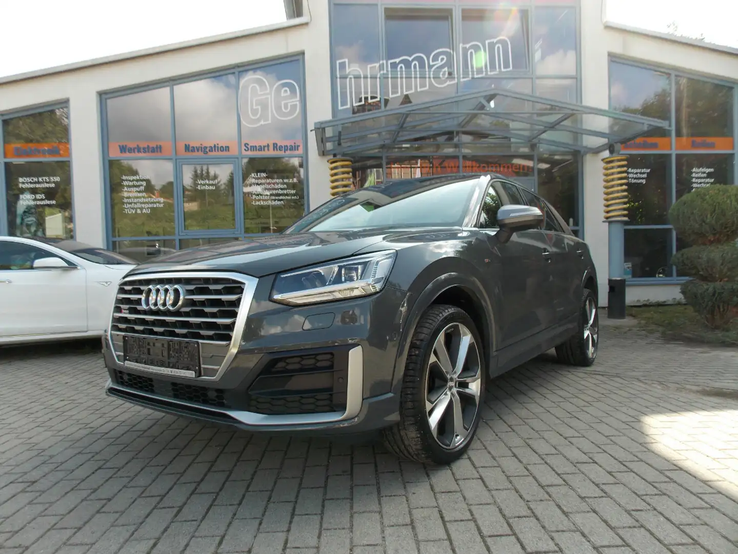 Audi Q2 S-Line"LED-Scheinwerfer Grau - 1