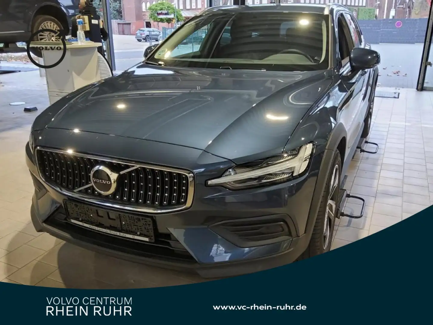 Volvo V60 Cross Country B4 AWD PLUS AHK+FAP+MET+ Blau - 1