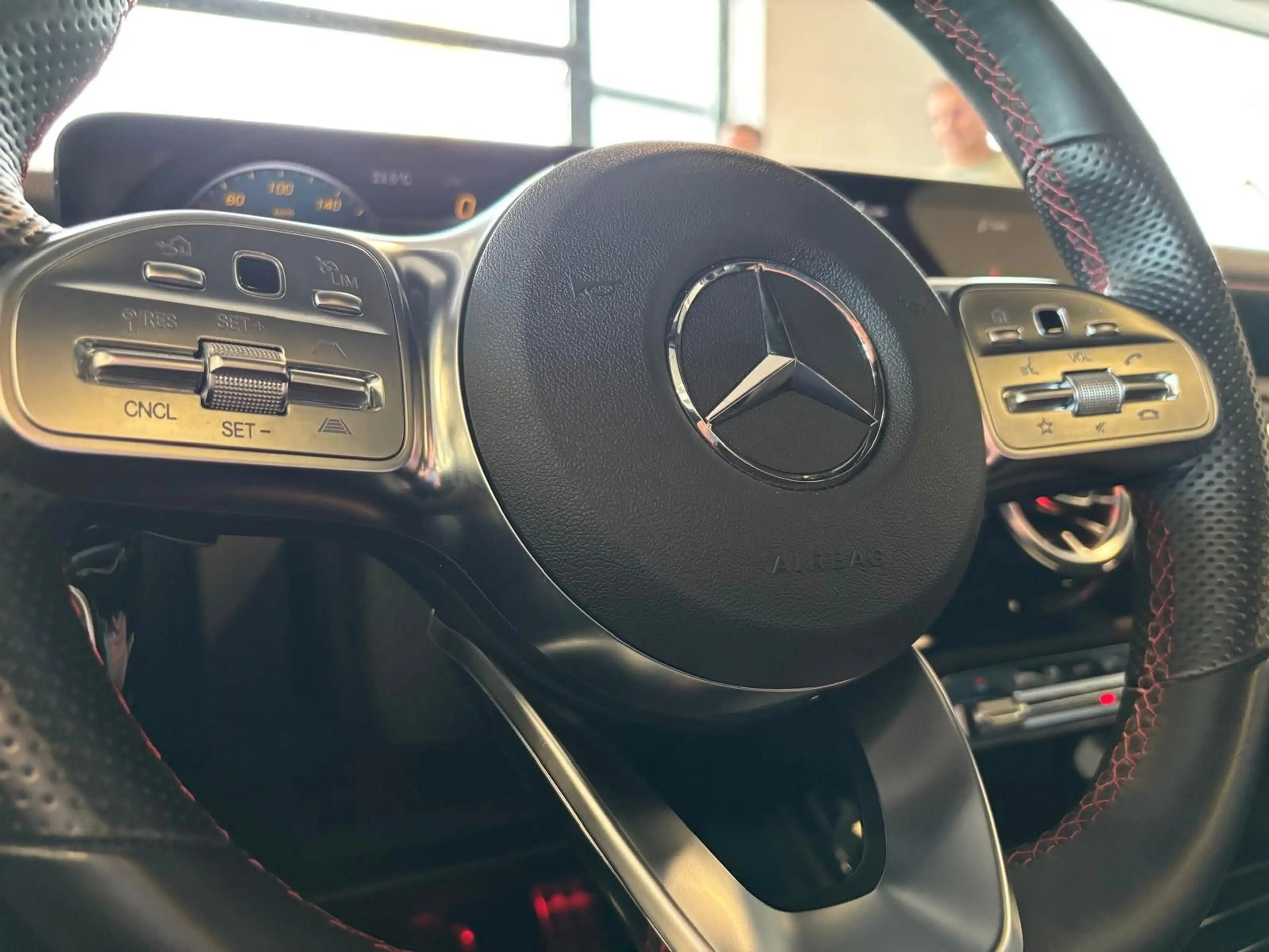 Mercedes-Benz A 220 d AMG-Line *HEAD-UP*P-DACH*NUR 24.706KM* — photo 10