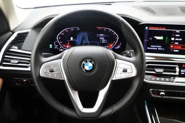 BMW X7 view 10