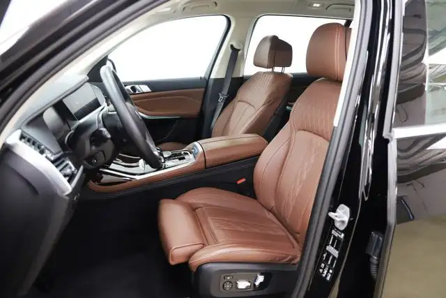 BMW X7 view 9