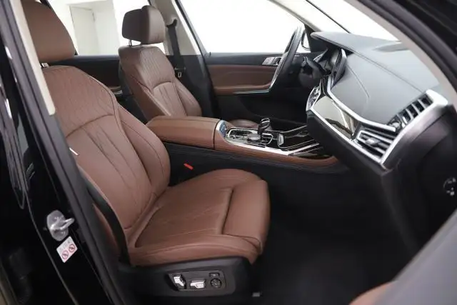 BMW X7 view 14