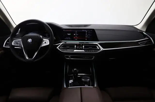 BMW X7 view 11