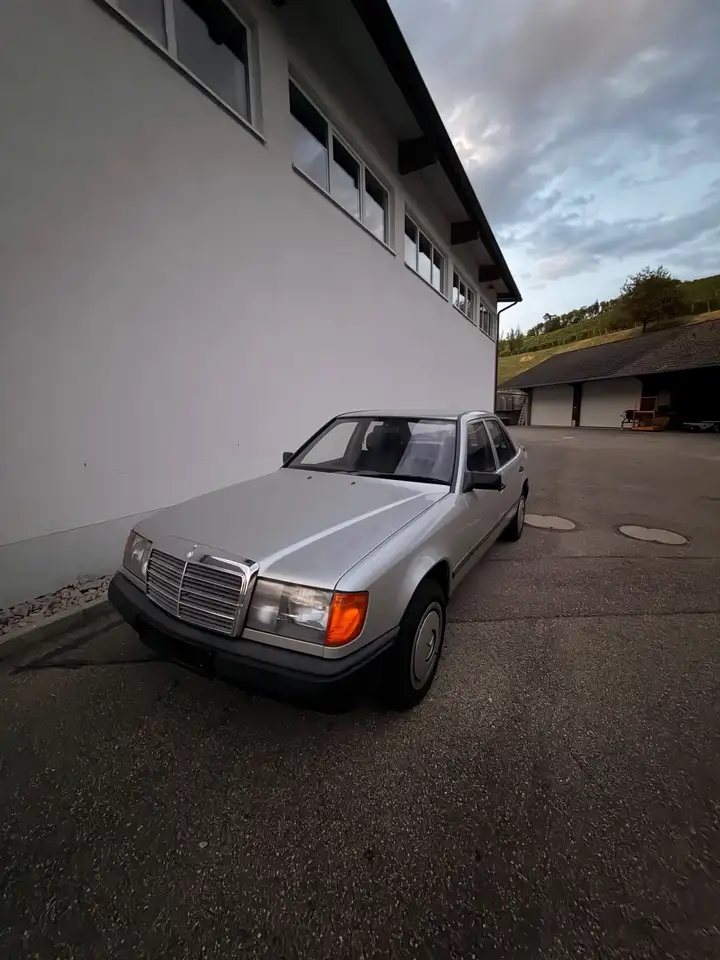 Mercedes-Benz E 230