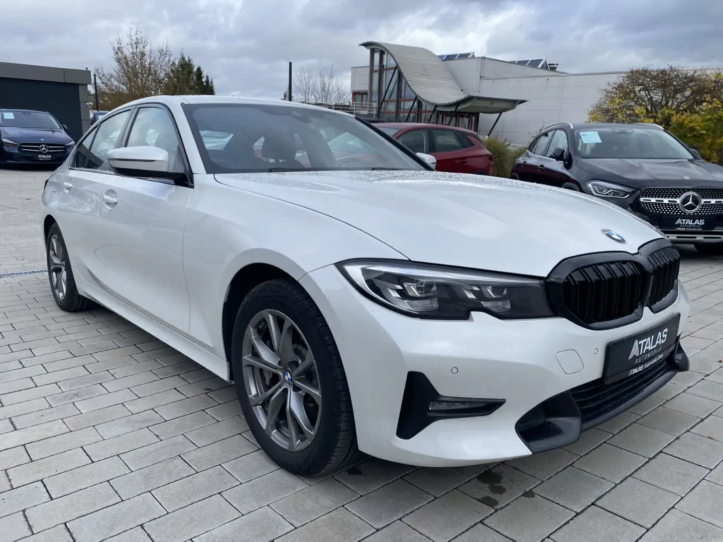 BMW 330 i Lim.Sport Line Shadow-Line*Leder-Navi-LED* Blanc - 2