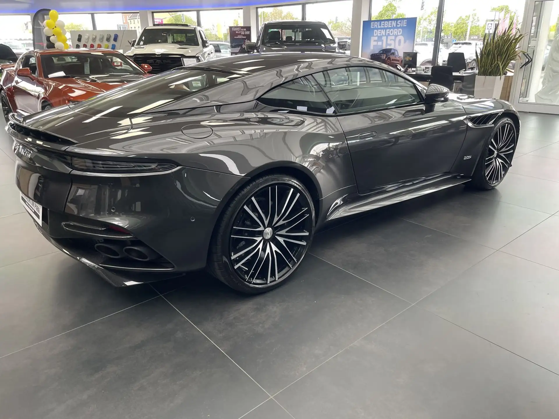 애스턴마틴 DBS Coupe 2021 건메탈 사진 8