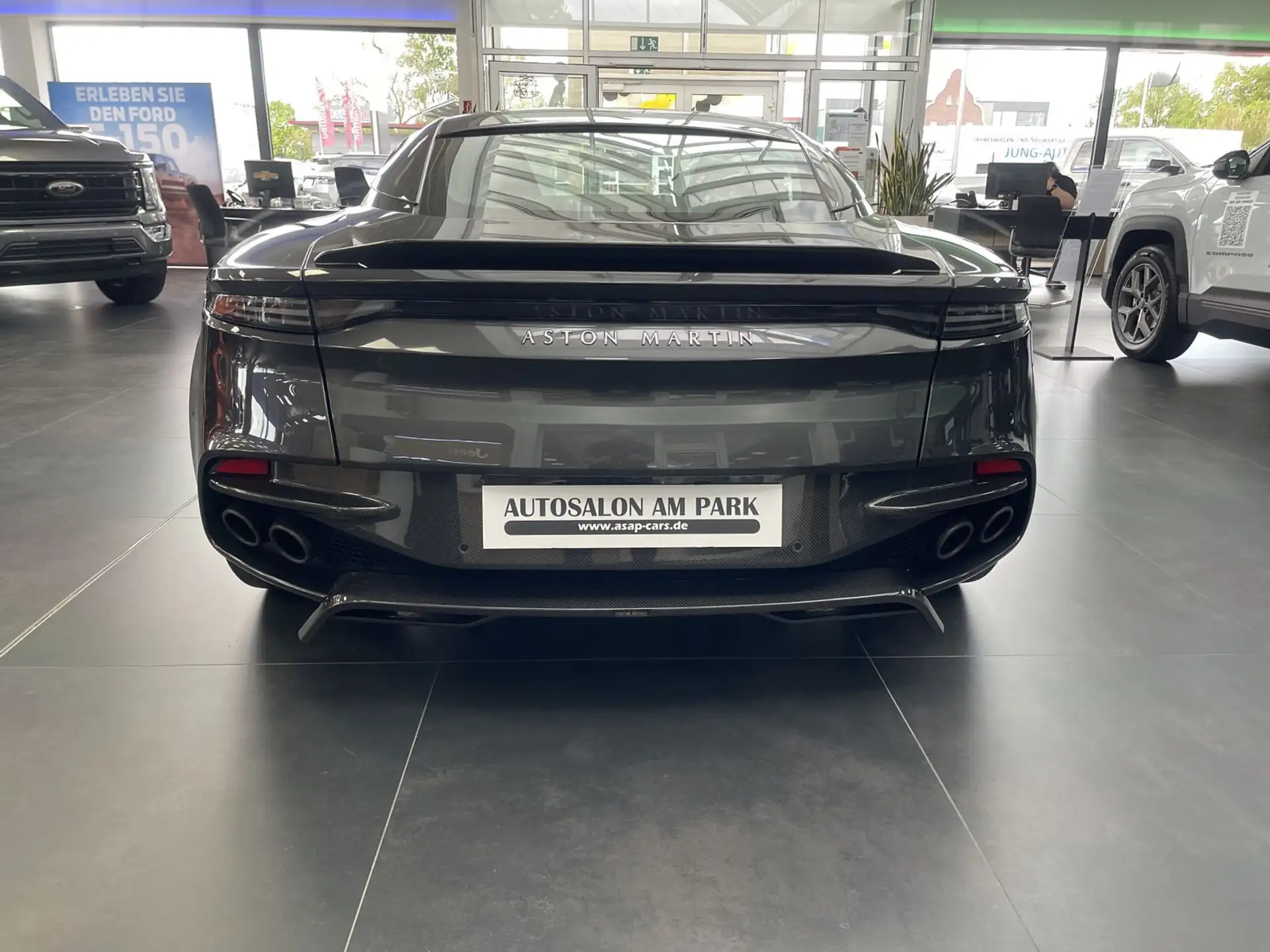 애스턴마틴 DBS Coupe 2021 건메탈 사진 4