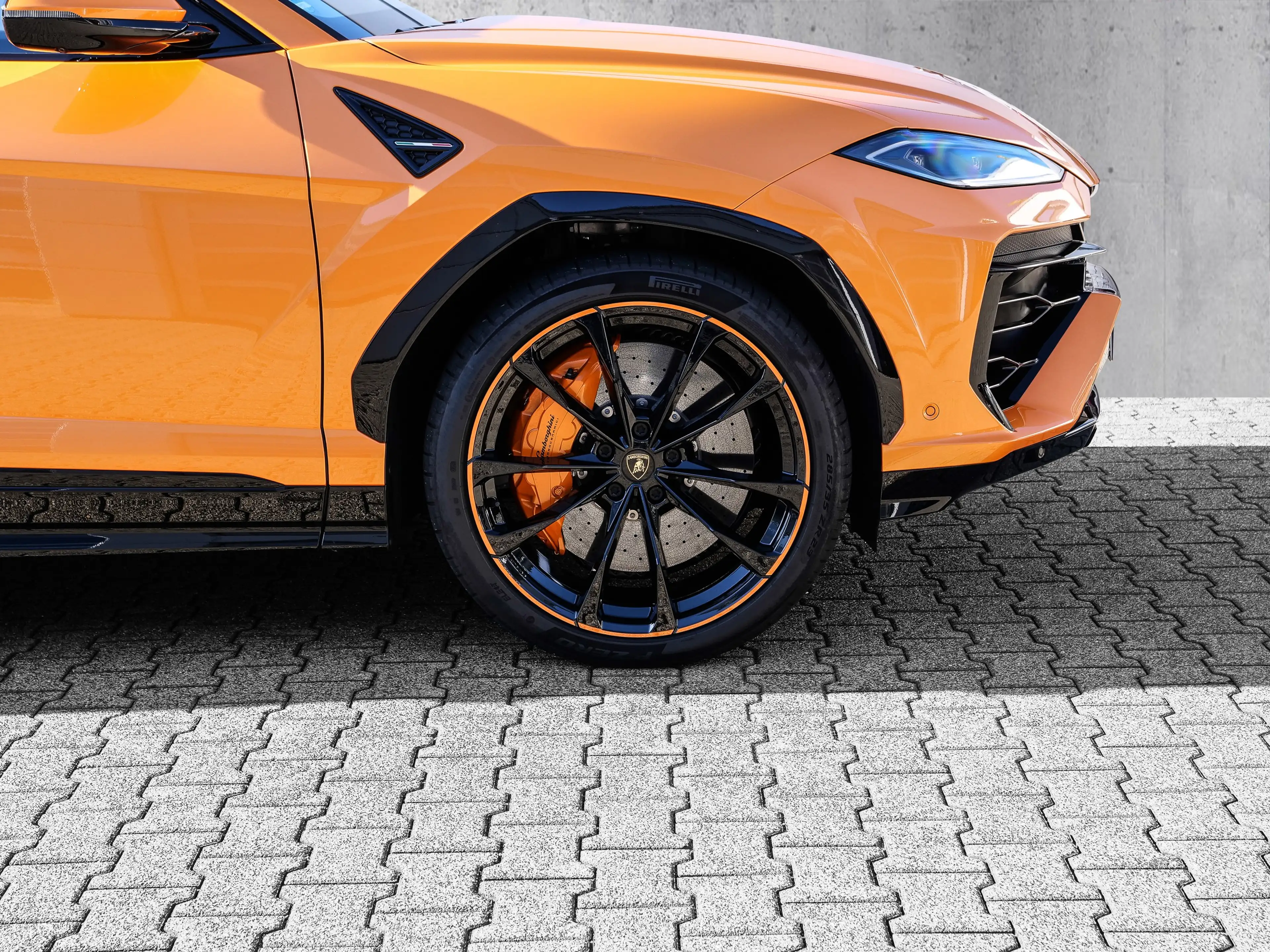 Lamborghini Urus SE Arancio Borealis, Park Assistance Package — photo 9