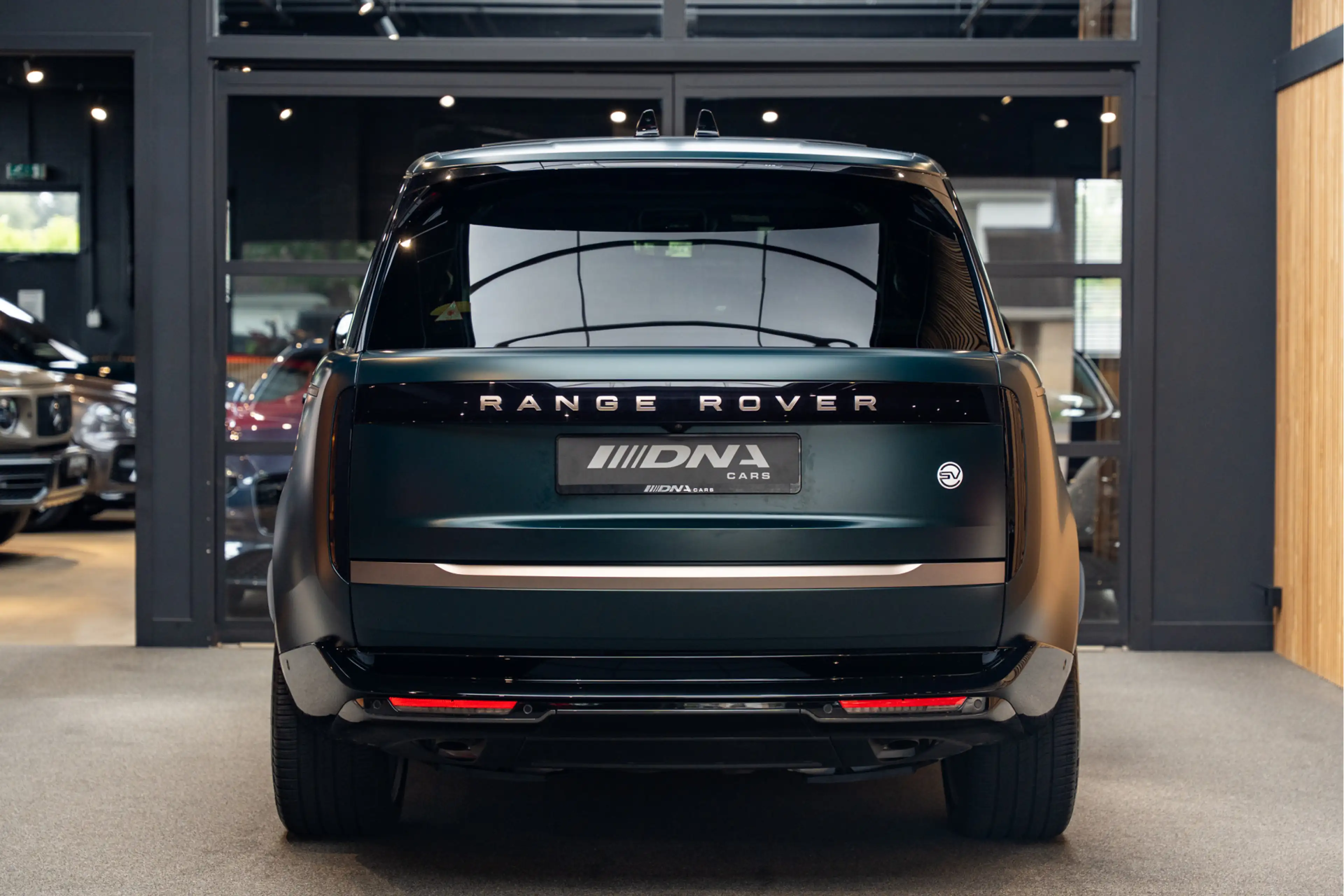 Land Rover Range Rover P550e SV Serenity Pack 23'' SV 3.0 P550e SV PHEV S — photo 4
