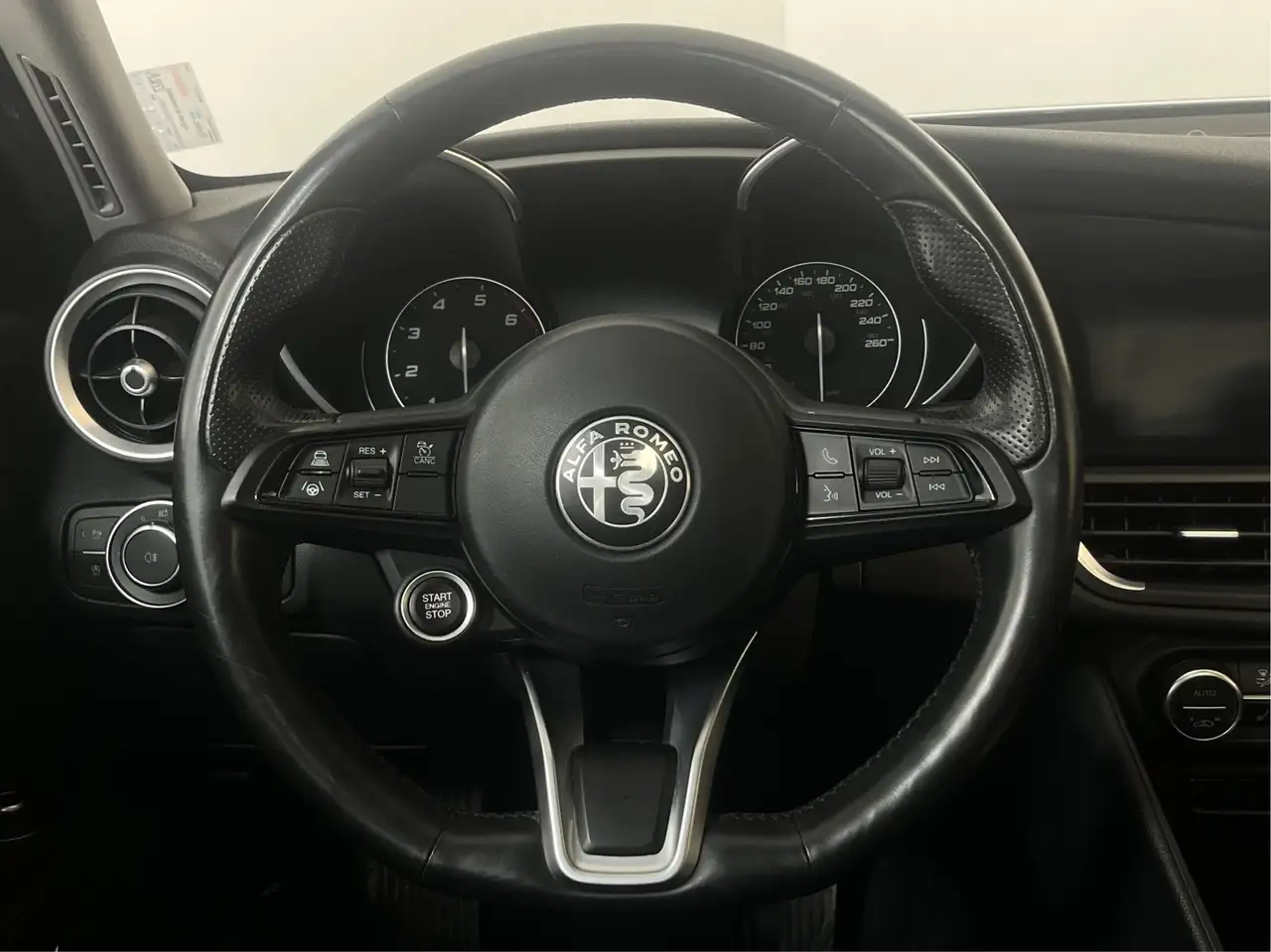 Alfa Romeo Giulia снимка Alfa Romeo Giulia