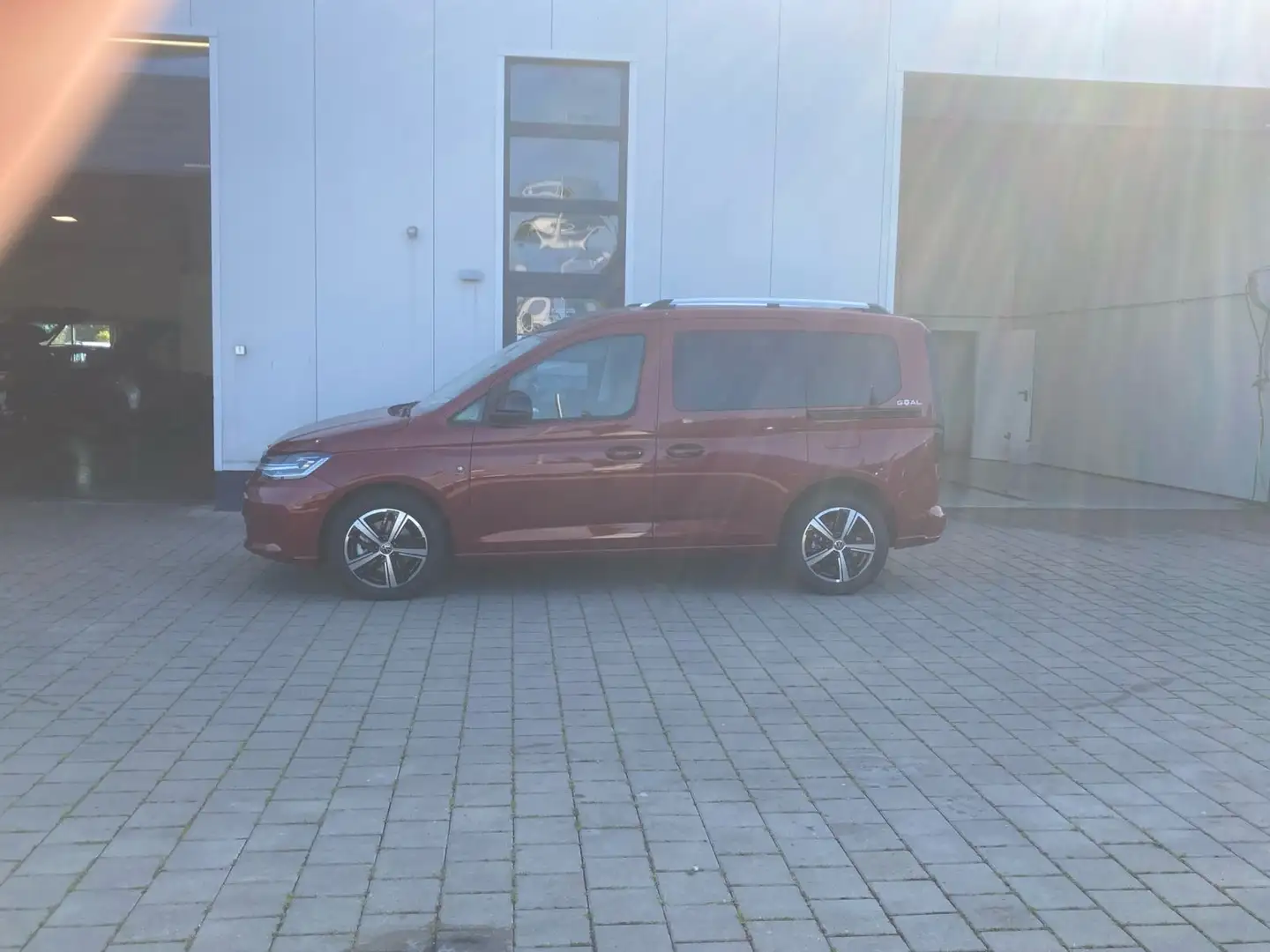 Volkswagen Caddy Life "GOAL"TDI 90 kw DSG Navi LED AHK Rood - 2