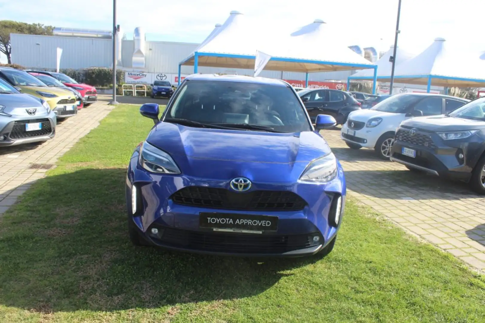 Toyota Yaris Cross 1.5 Hybrid 5p. E-CVT AWD-i TREND Blau - 1