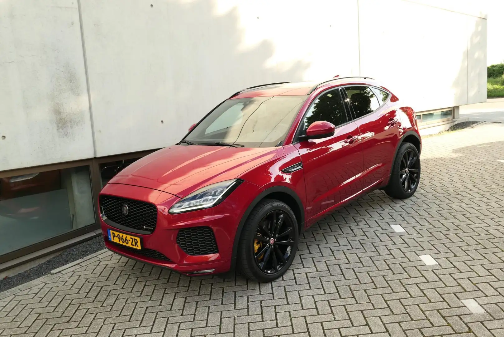 Jaguar E-Pace 2.0 P250 AWD R-Dynamic Pano Carplay Leder Rood - 2