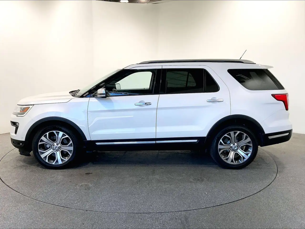 Ford Explorer photo Ford Explorer