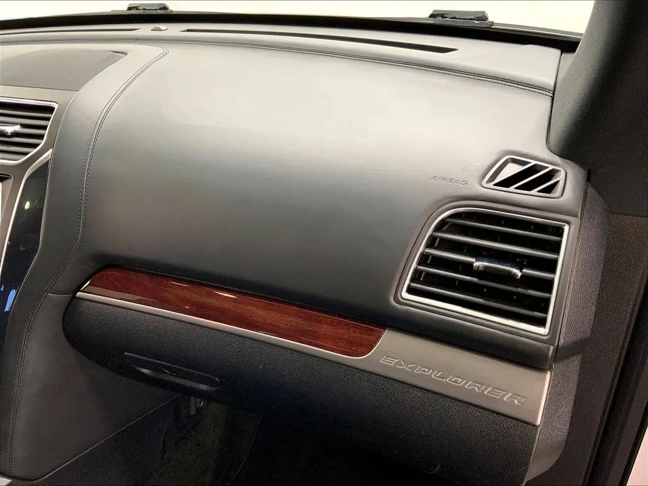 Ford Explorer photo Ford Explorer