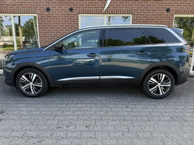Peugeot 5008 view 2