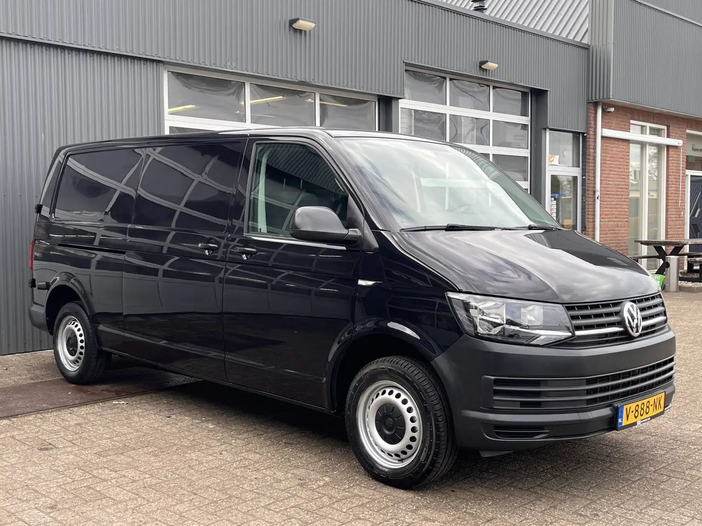 Volkswagen T6 Transporter 2.0 TSI L2H1 150pk Benzine Airco Cruise controle N Černá - 1