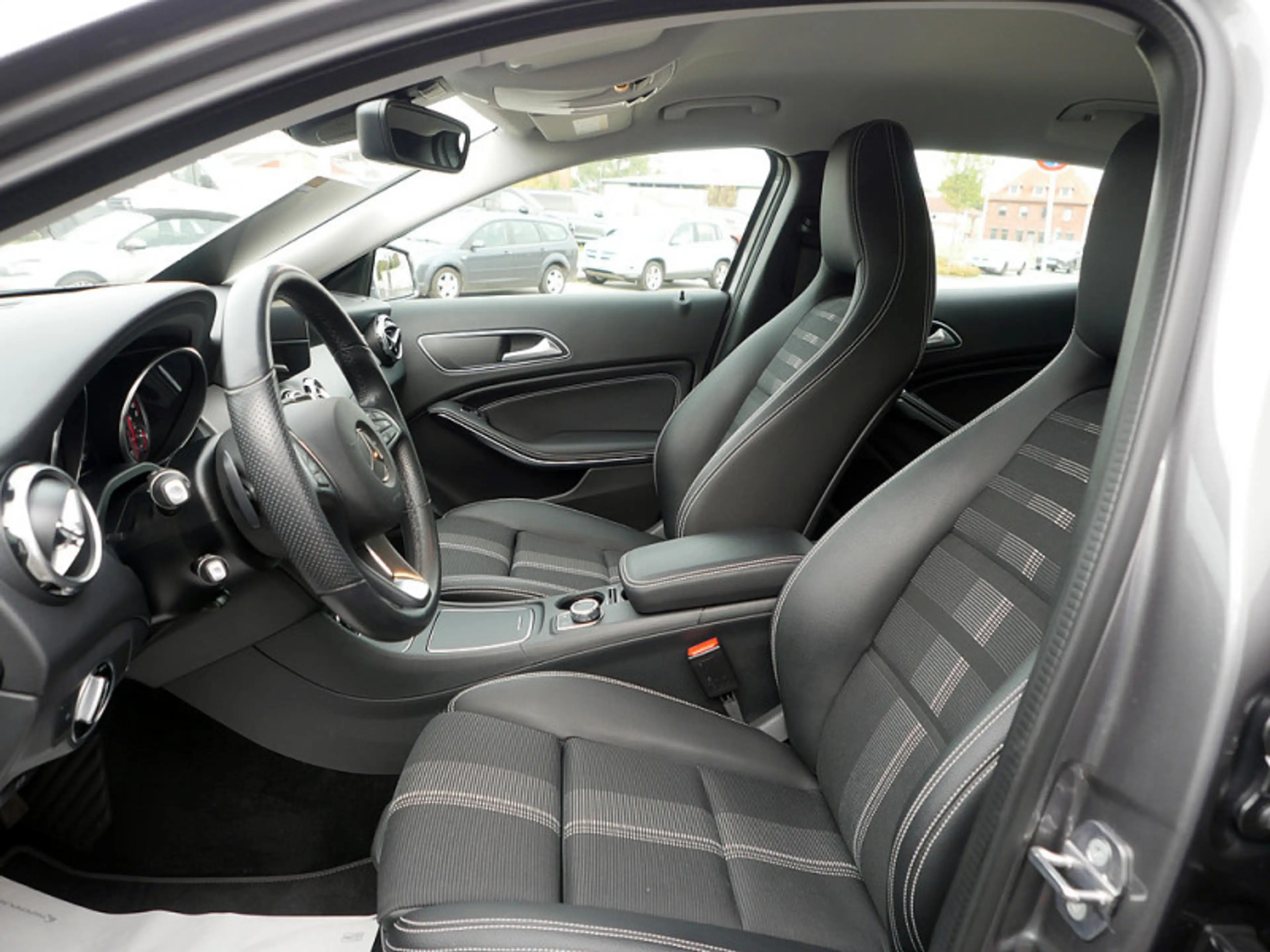 Mercedes-Benz GLA 180 PDC SHZ — photo 13