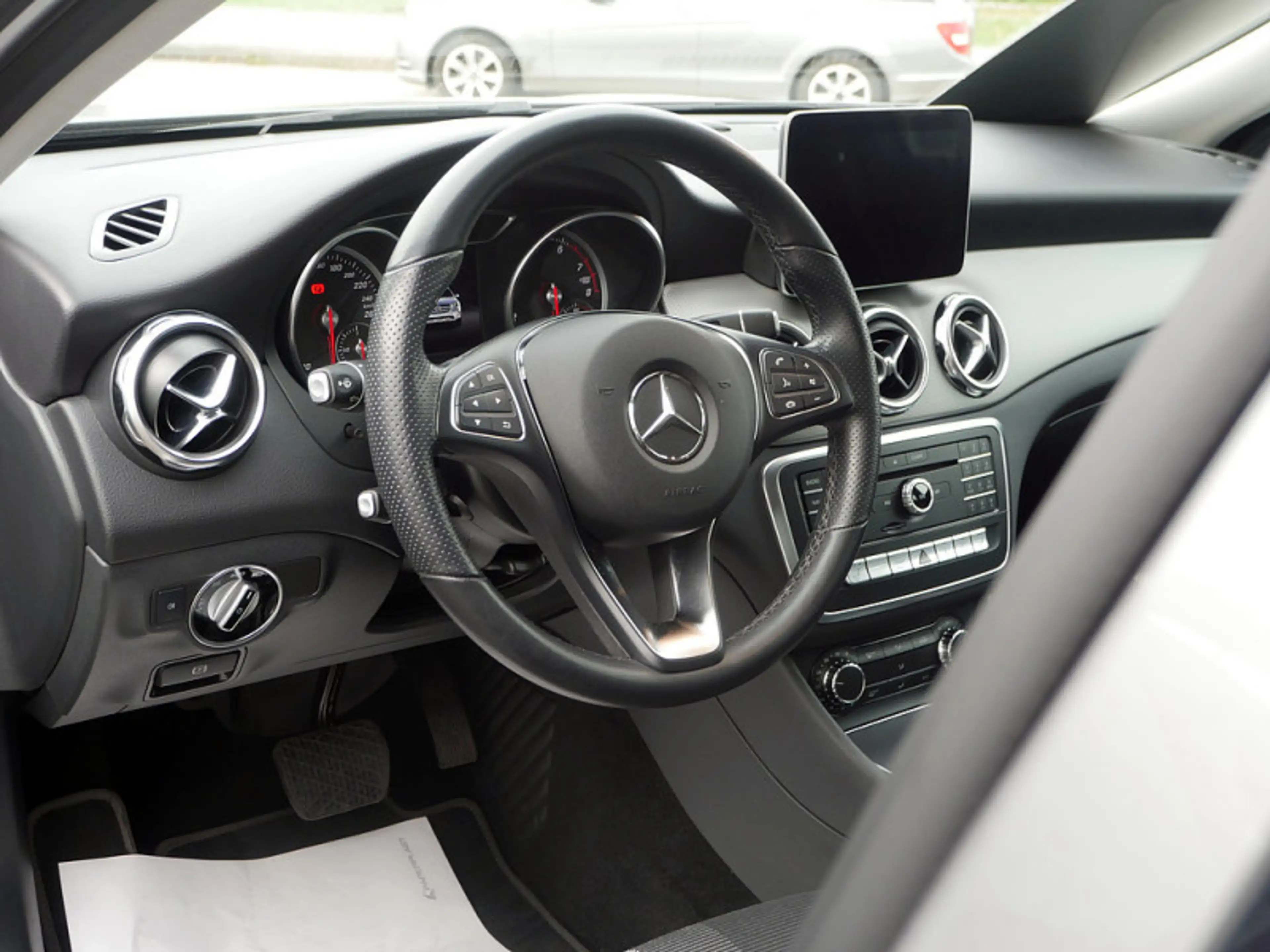 Mercedes-Benz GLA 180 PDC SHZ — photo 11