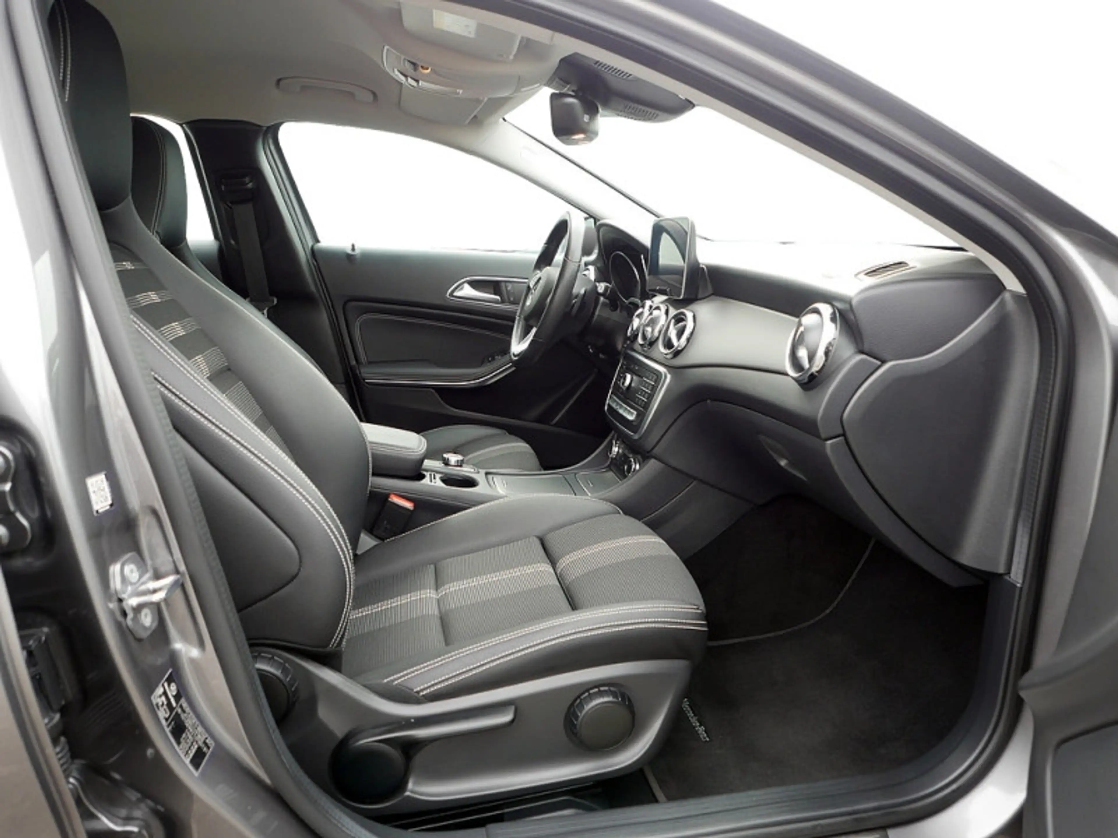Mercedes-Benz GLA 180 PDC SHZ — photo 6