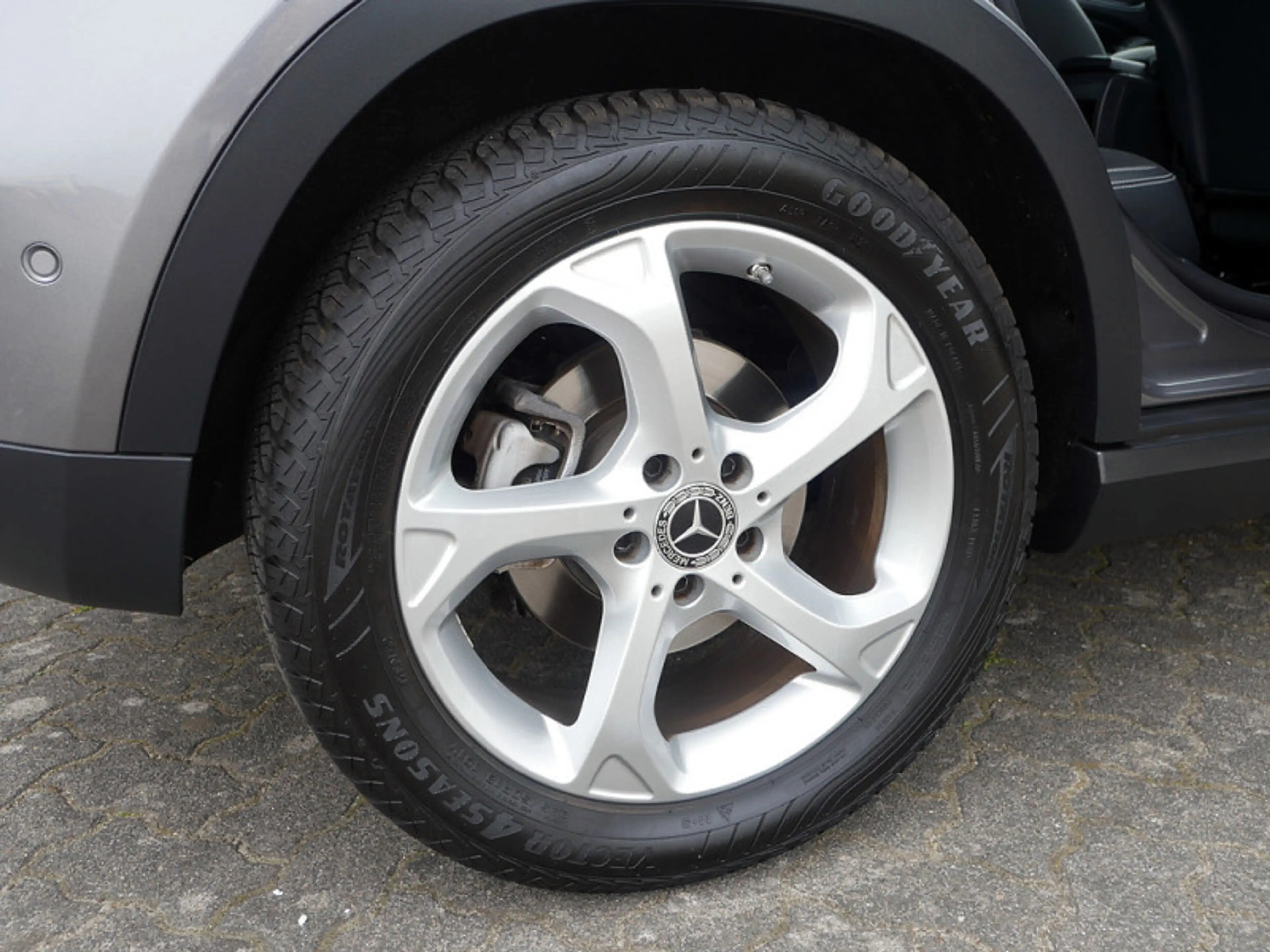 Mercedes-Benz GLA 180 PDC SHZ — photo 8