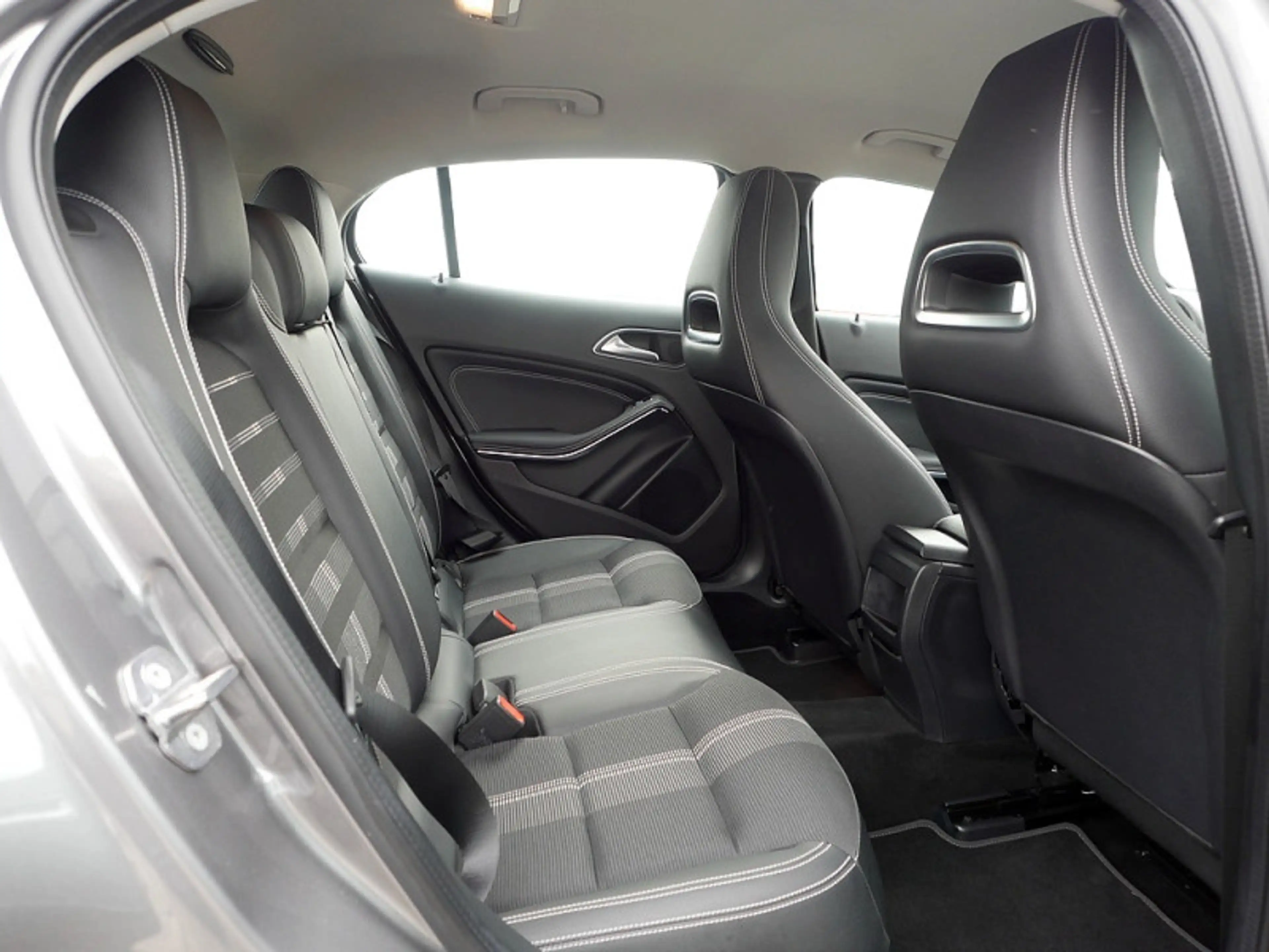 Mercedes-Benz GLA 180 PDC SHZ — photo 7