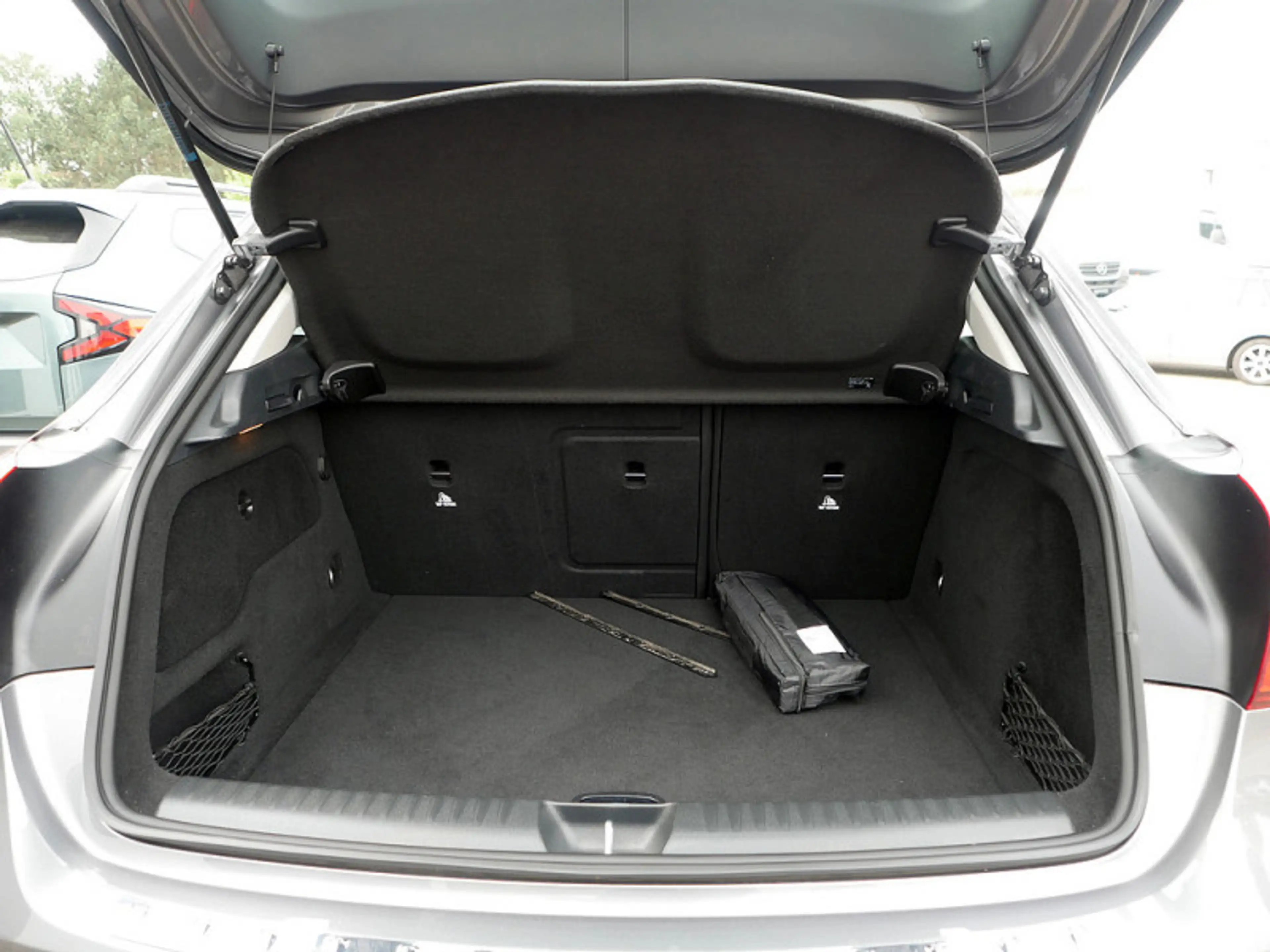 Mercedes-Benz GLA 180 PDC SHZ — photo 10
