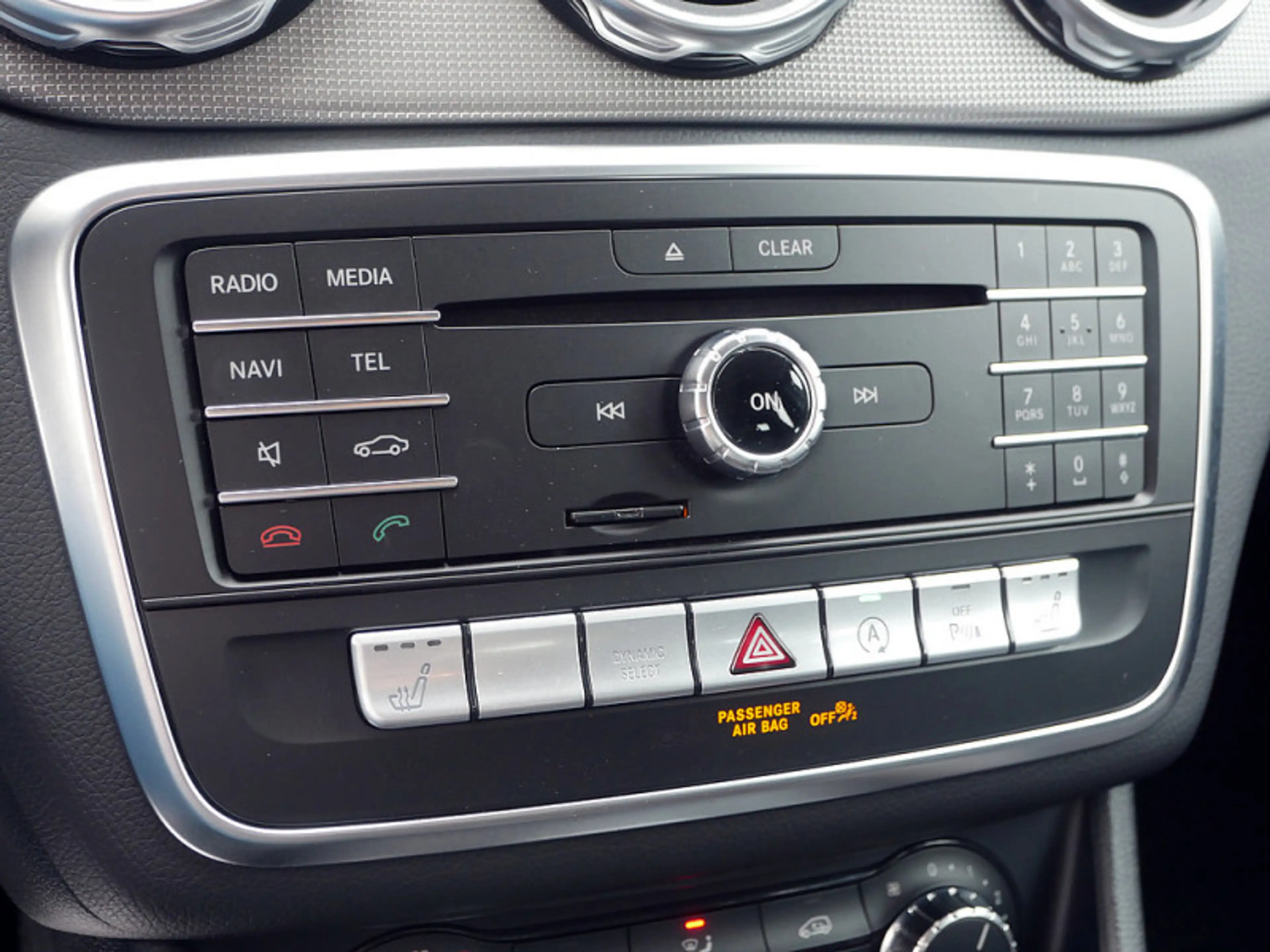Mercedes-Benz GLA 180 PDC SHZ — photo 14