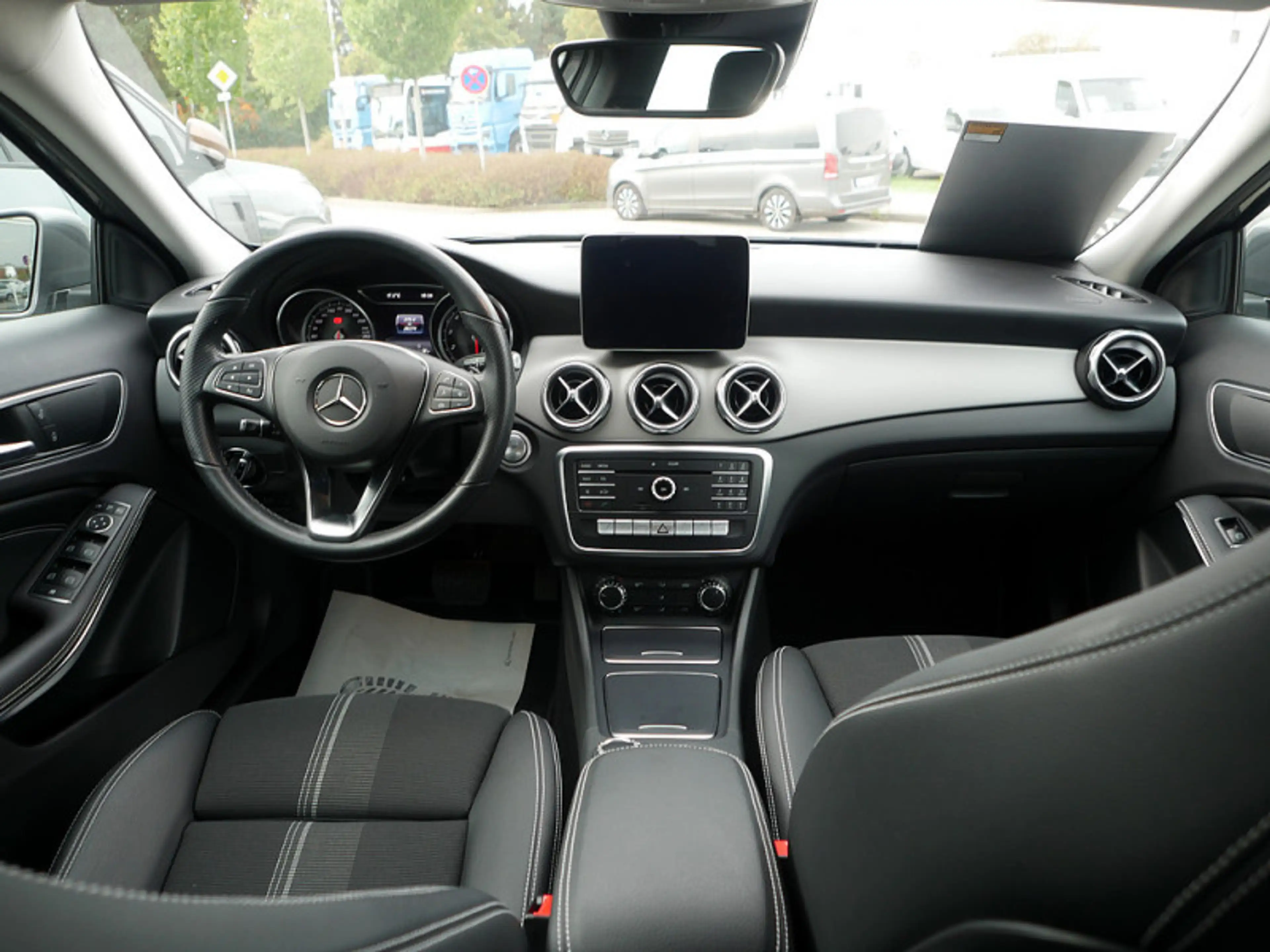 Mercedes-Benz GLA 180 PDC SHZ — photo 9