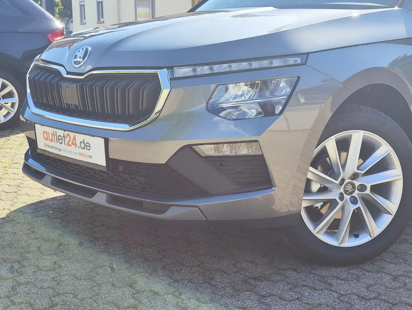 Skoda Kamiq Kamiq 130Jahre Premium Totwinkel elek. Heckklappe Grau - 2