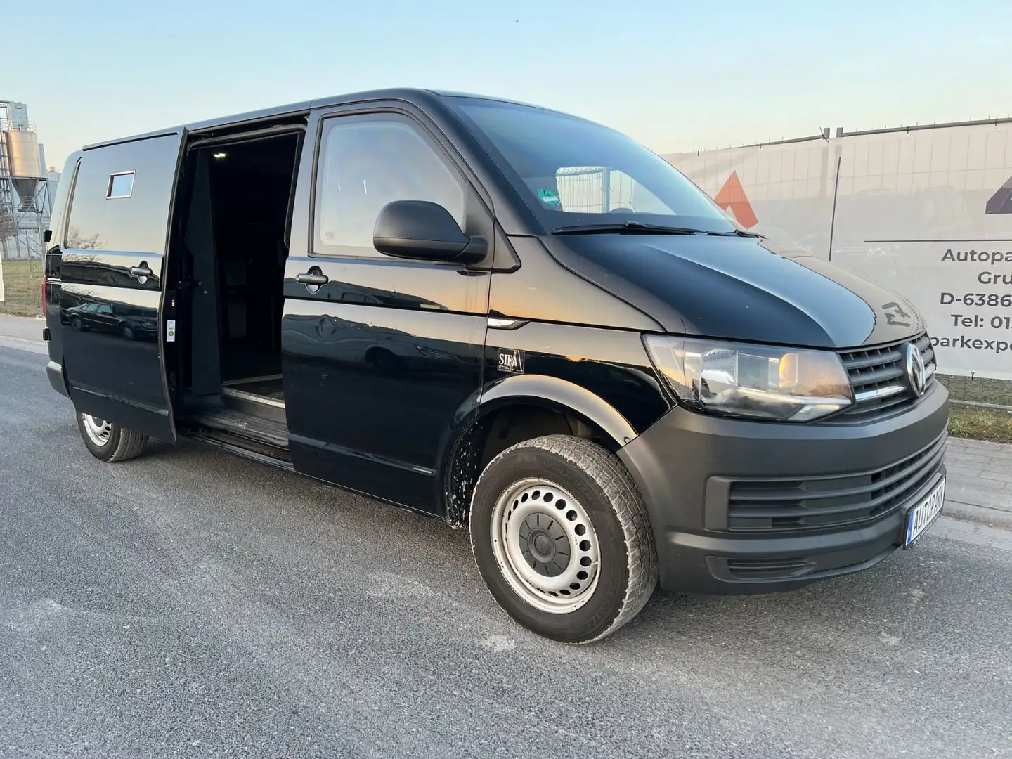 Volkswagen T6 2.0 LANG/GELDTRANSPORTER/MONEYTRUCK/ARMORED/ Schwarz - 2