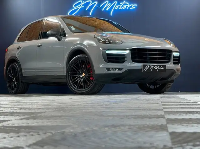 Porsche Cayenne view 3