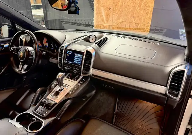 Porsche Cayenne view 5