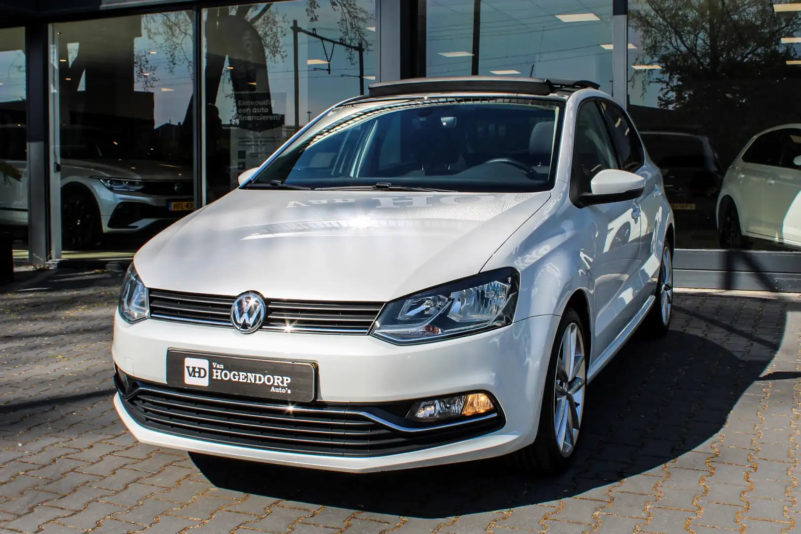 Volkswagen Polo 1.2 TSI Highline PANORAMA CARPLAY DSG7 90PK Wit - 1