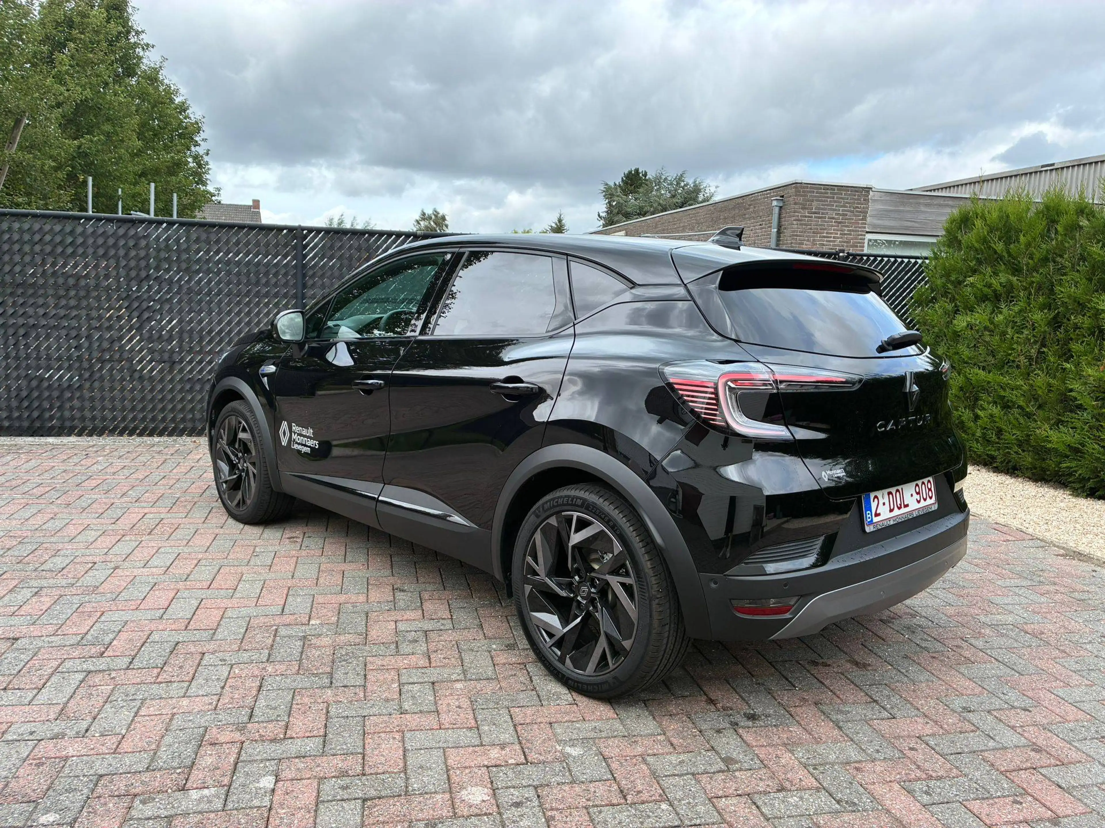 Renault Captur alpine esprit E-tech hybrid — photo 3