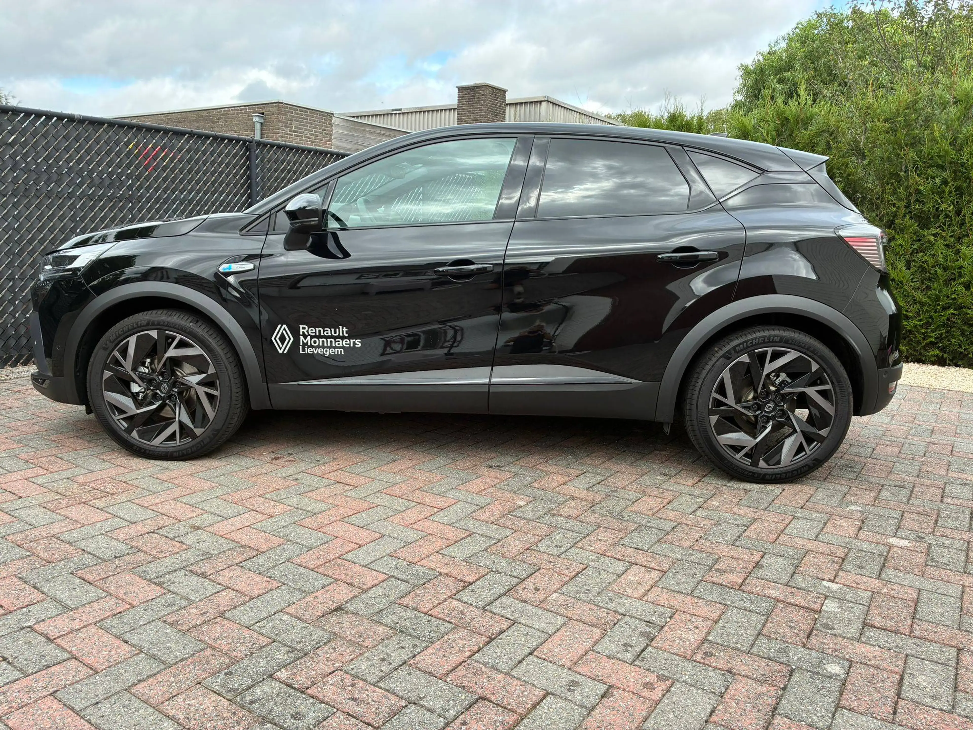 Renault Captur alpine esprit E-tech hybrid — photo 2