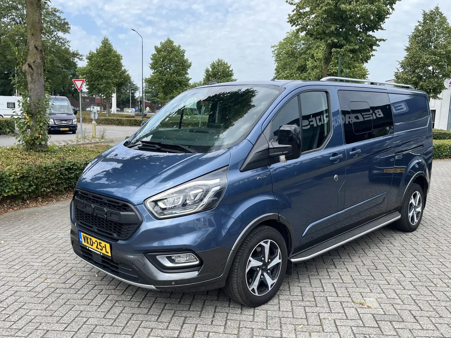 Ford Transit Custom 320 2.0 TDCI L2H1 Active DC 170pk Automaat € 27.95 Bleu - 2