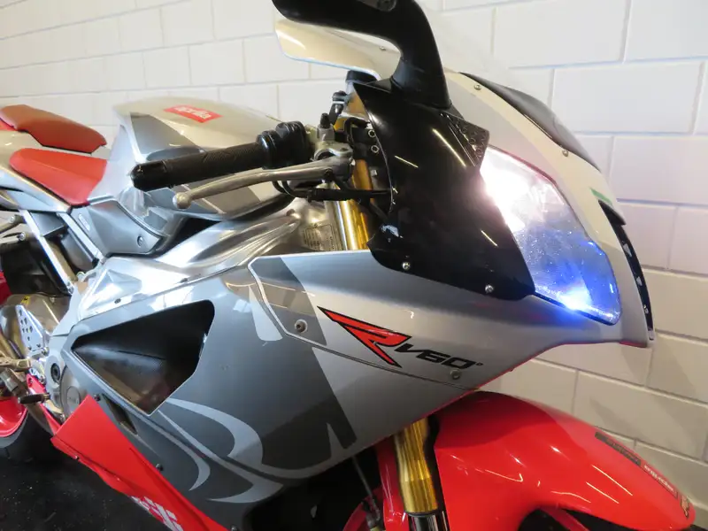 Aprilia RSV 1000 R - foto 5