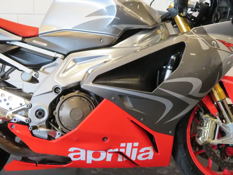 Aprilia RSV 1000 R - foto 7