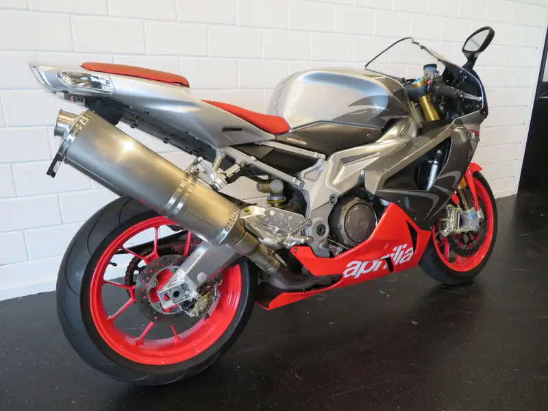 Aprilia RSV 1000 R - foto 3