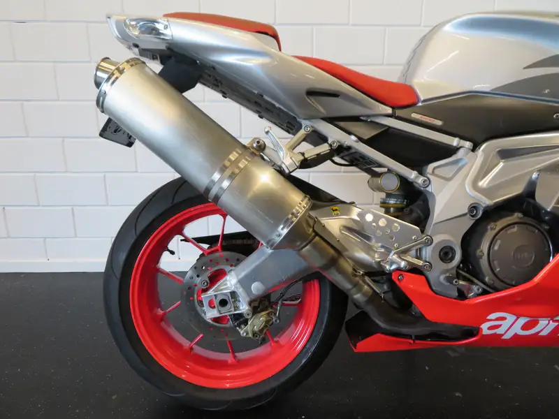 Aprilia RSV 1000 R - foto 8
