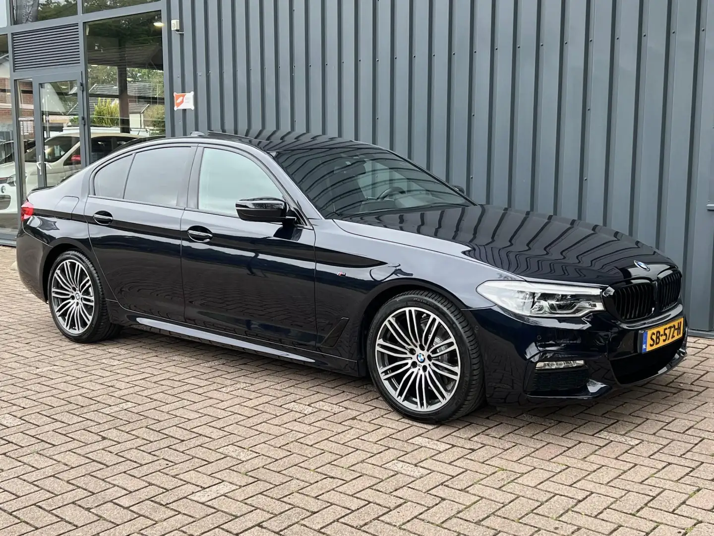 BMW 520 5-serie 520i High Executive M-PAKKET!/NAP!/NL.AUTO Zwart - 2