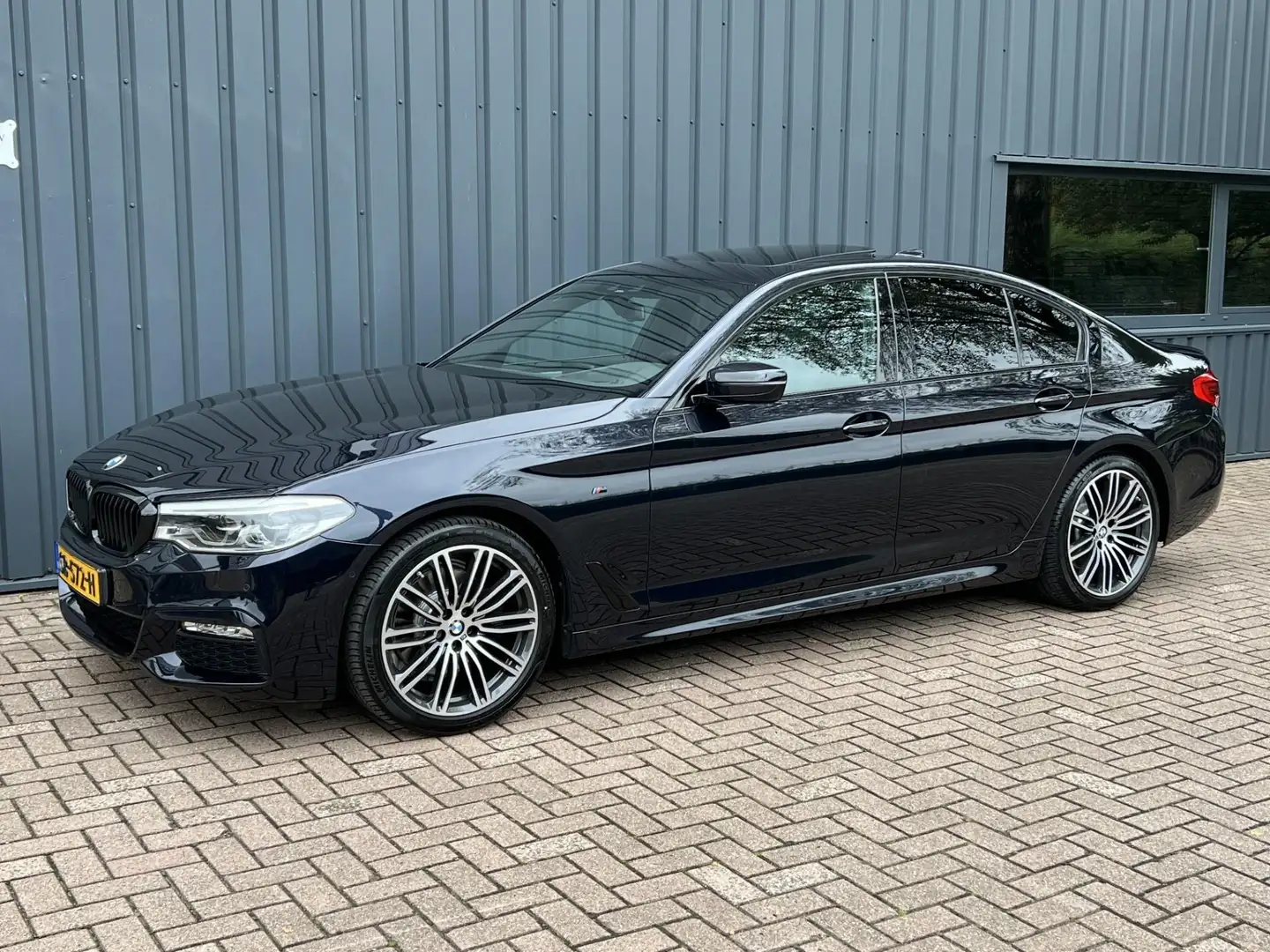 BMW 520 5-serie 520i High Executive M-PAKKET!/NAP!/NL.AUTO Zwart - 1