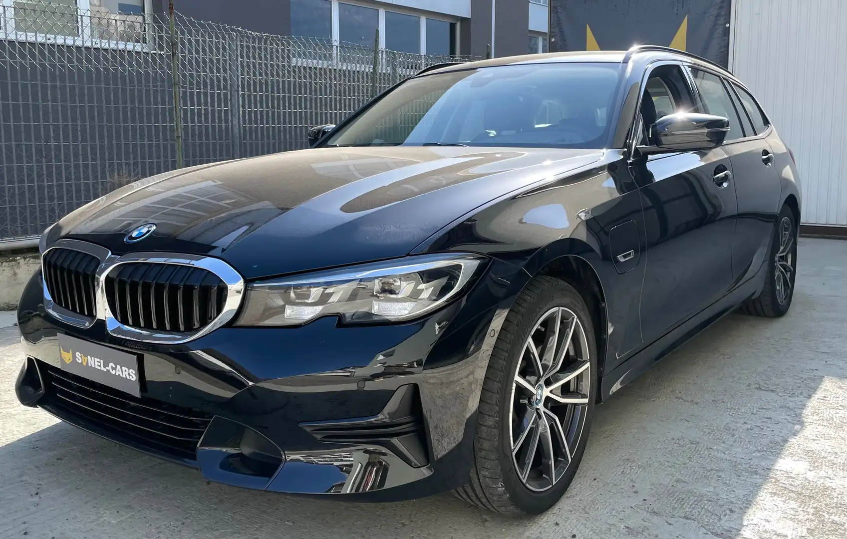 BMW 320 320e Touring xDrive Aut. Sport Line Noir - 2