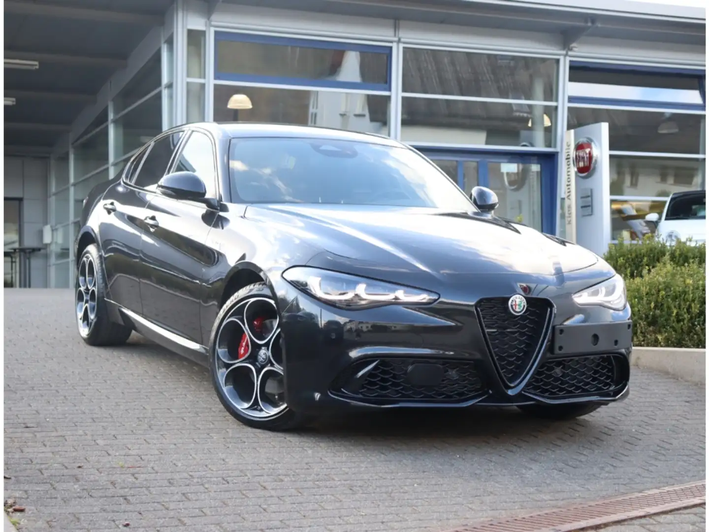 Alfa Romeo Giulia VELOCE 2.0 TURBO 16V 280 PS AT PREMIUM AUDIO Schwarz - 2