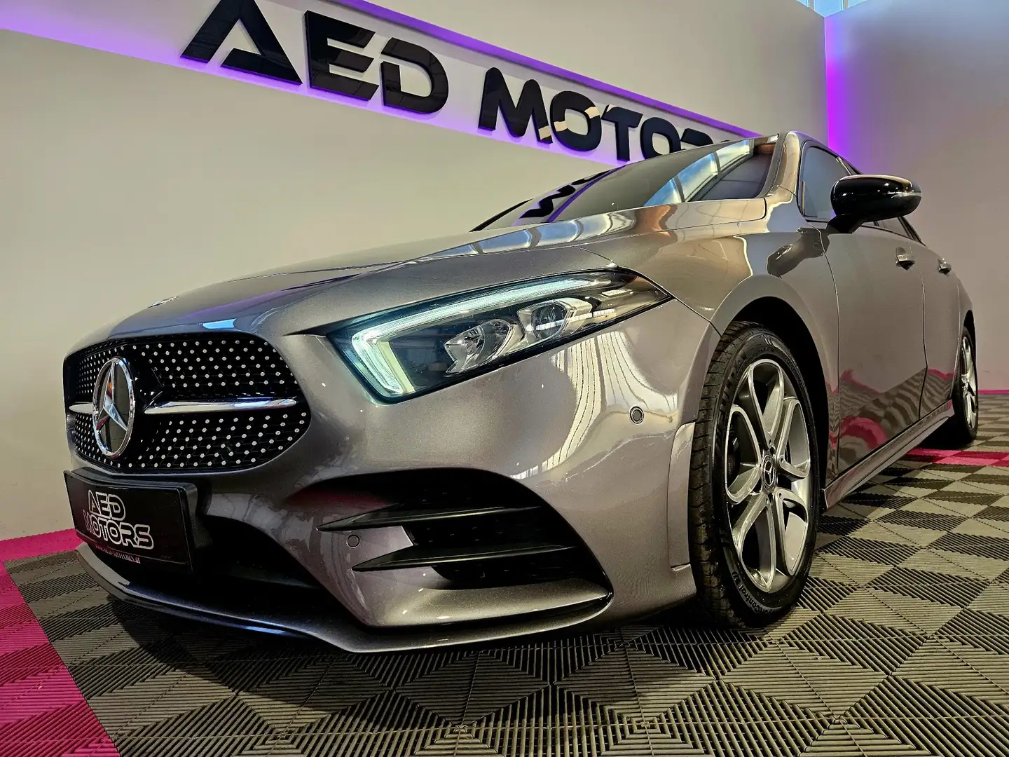 Mercedes-Benz A 180 Limousine Aut. AMG PAKET Grau - 2