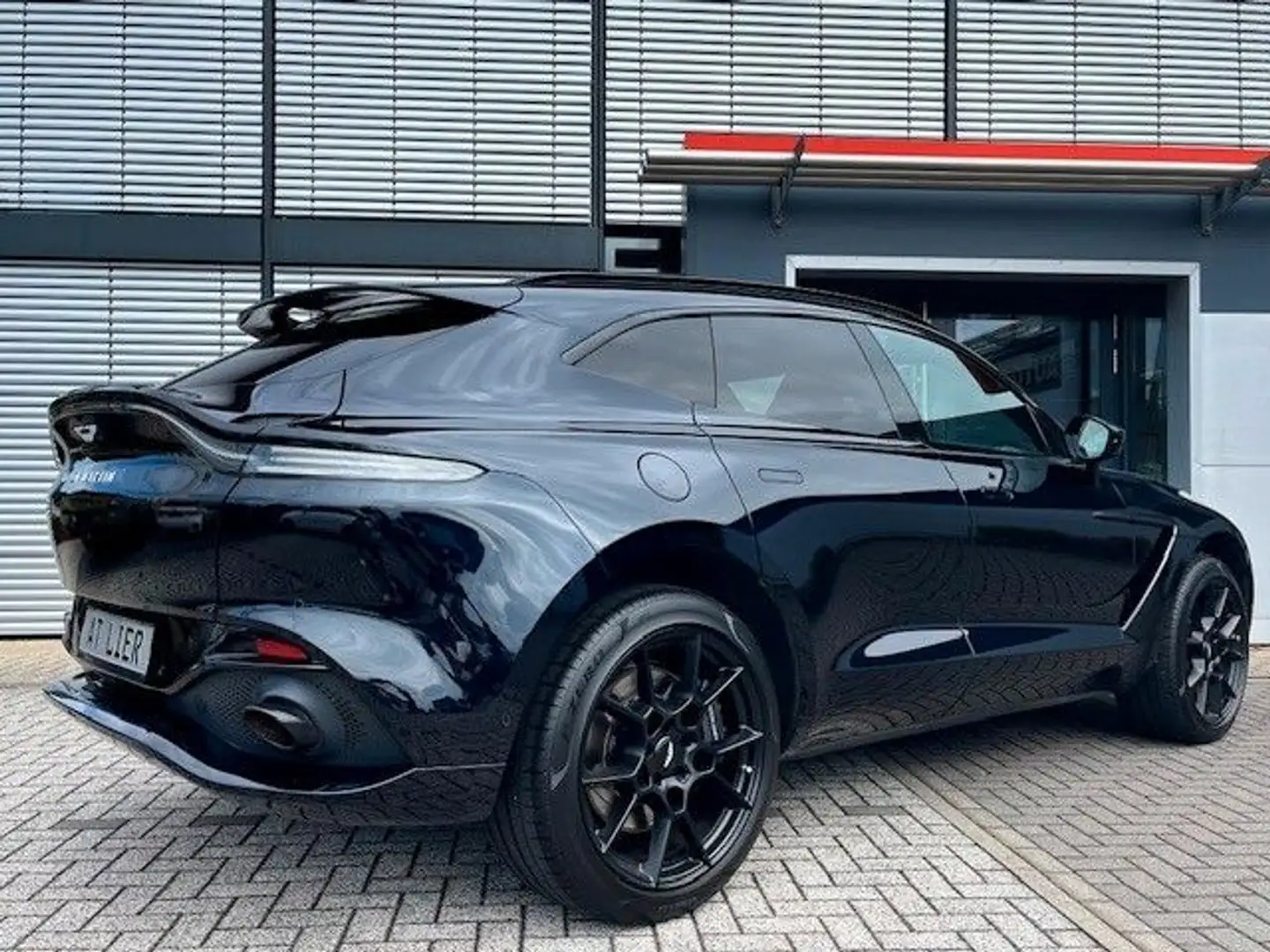 Aston Martin DBX 4.0 V8 Schwarz - 2