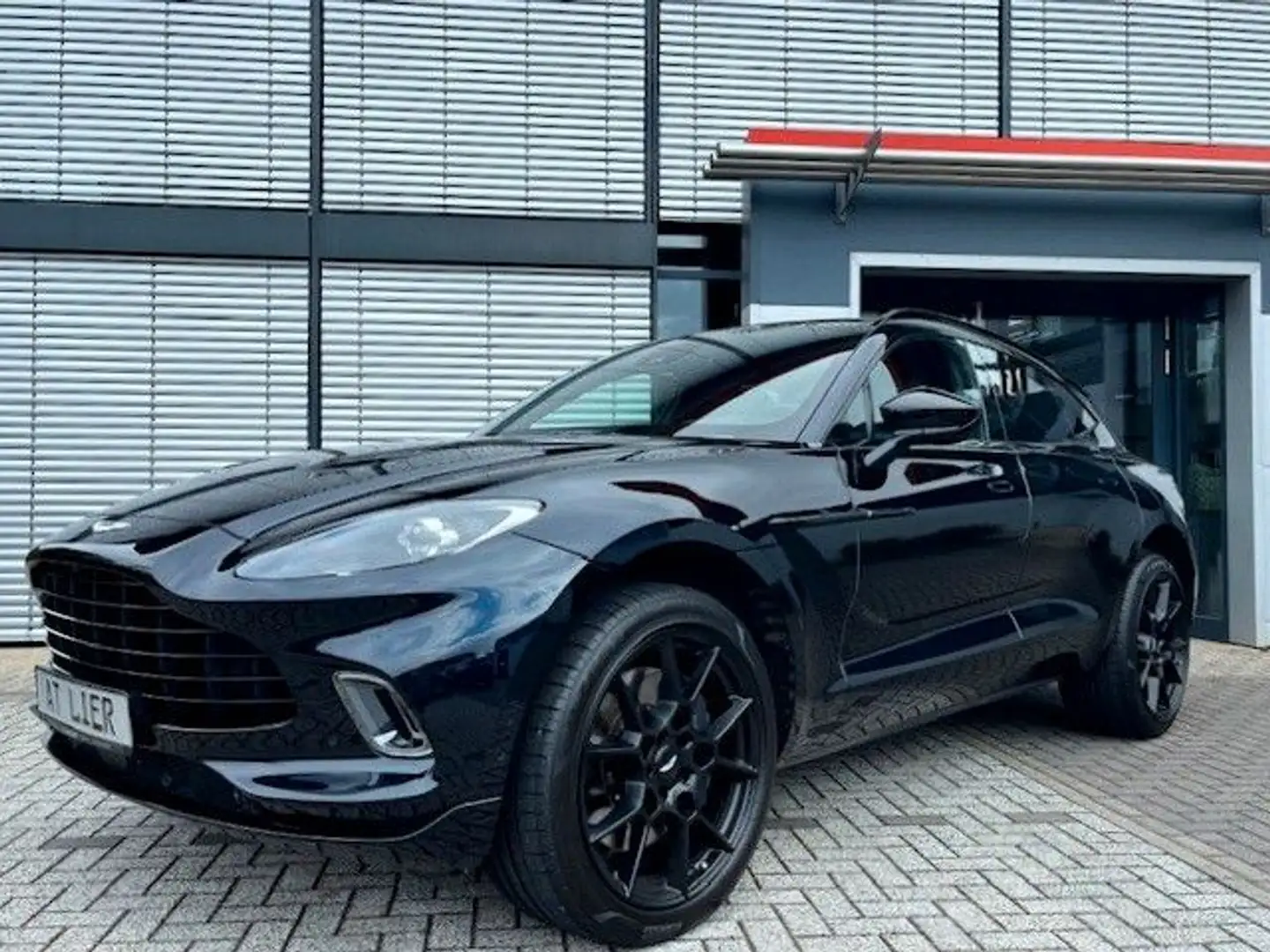 Aston Martin DBX 4.0 V8 Schwarz - 1