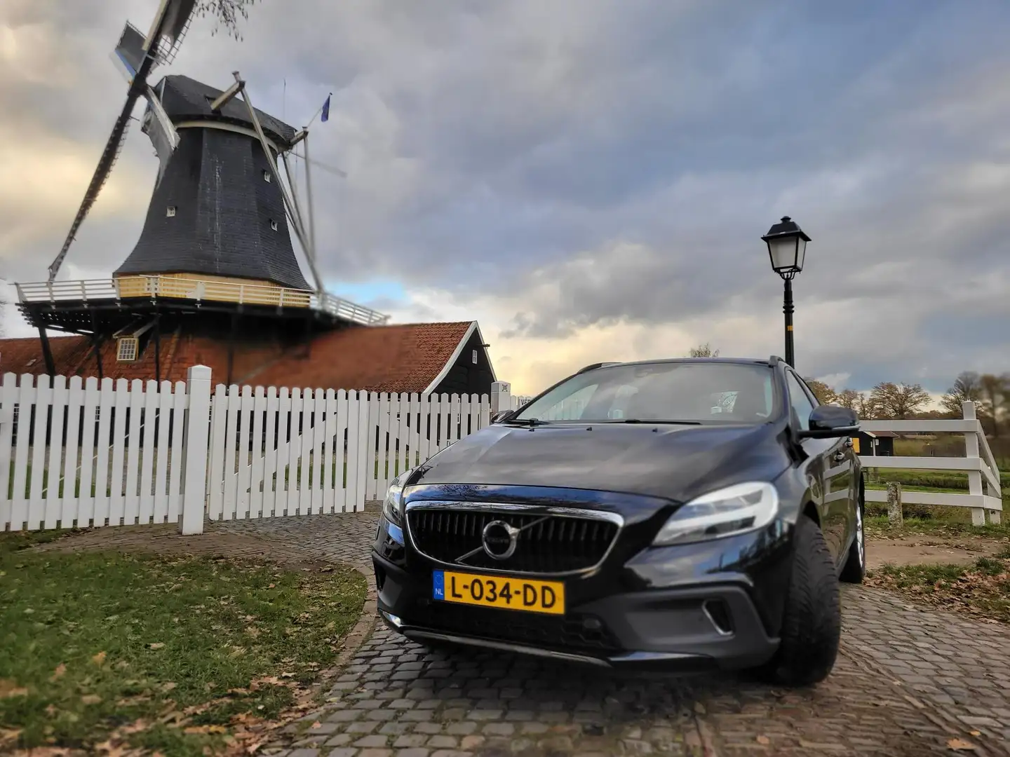 Volvo V40 Cross Country V40 Cross Country 2.0 T3 Summum Чорний - 2